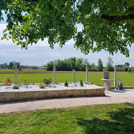 Apartma Zirovnik 公寓 *